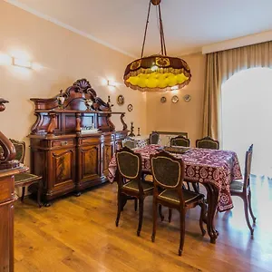 apartment-at-12-baratashvili-street.alltbilisihotels.com/